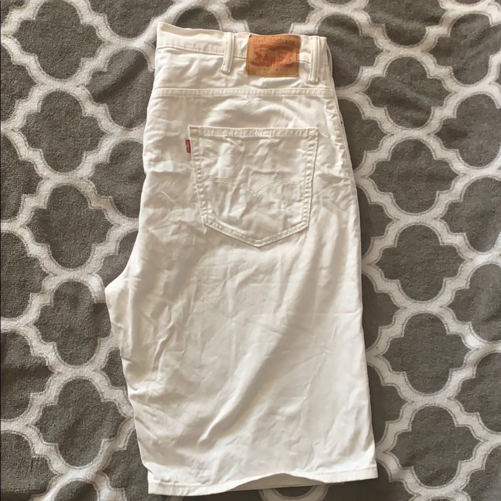 White Levi’s jean shorts